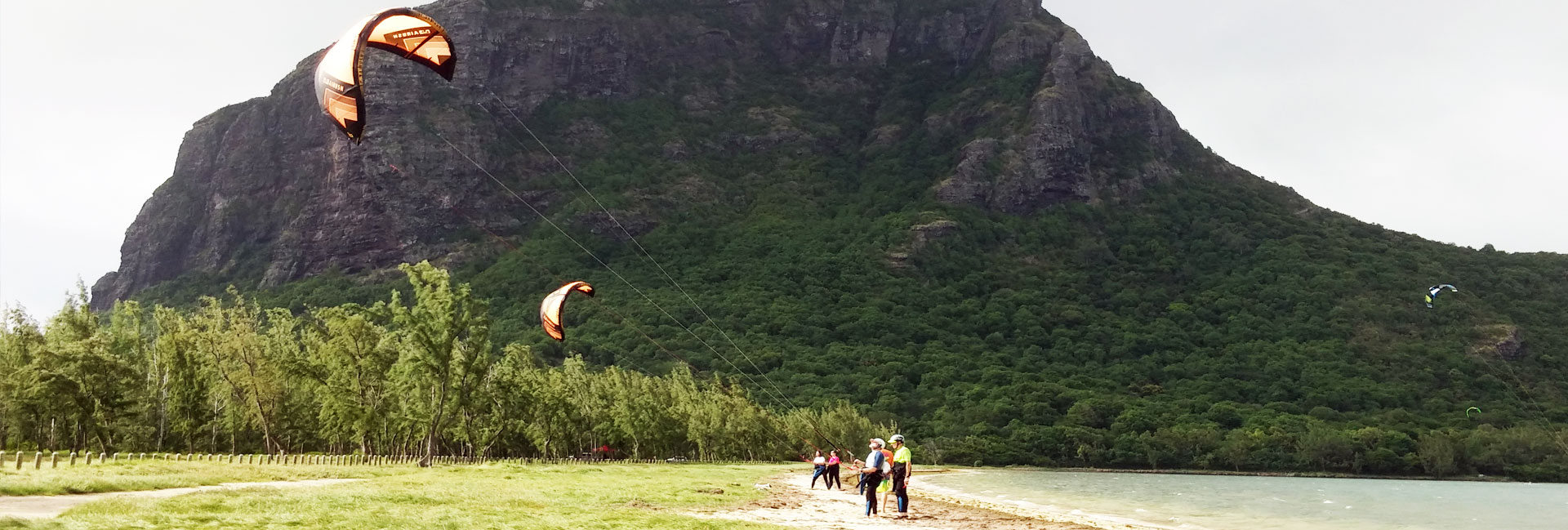 group-lesson-le-morne-beach