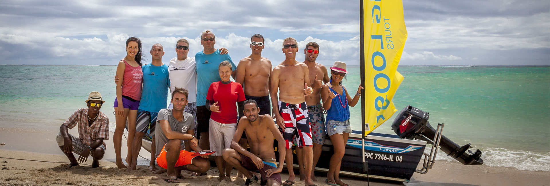 tour-group-le-morne-beach